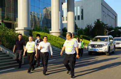 劉國鋒、王仲田看望慰問鐵塔公司應急供電保障人員，現場關注電瓶電力恢復儀應用成效